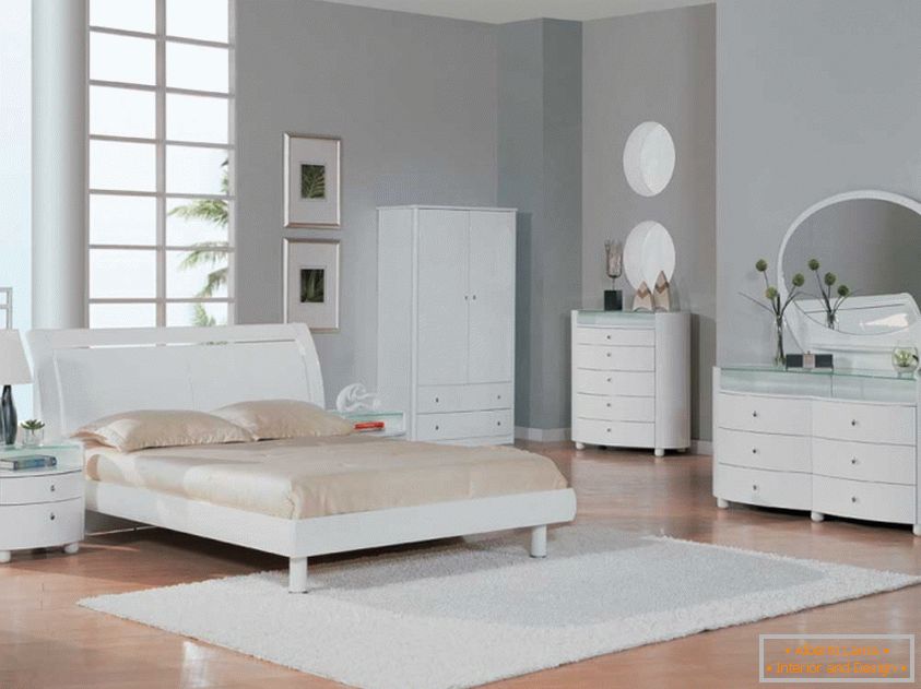 Бели мебели в спалнята