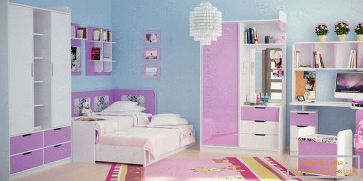 Бледо розово в комбинация с бяло е подходящо за декорация на модулни мебели за млада дама. Завършването на стените със син цвят благоприятно се фокусира върху мебелния комплект.