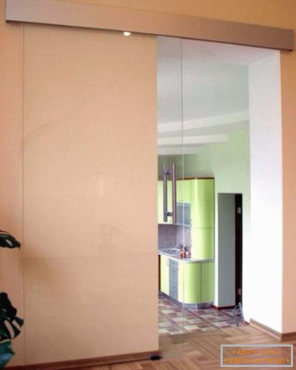 Прозрачна стъклена врата към кухнята - плъзгаща се опция