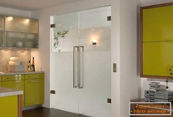 Двукрилни кухненски врати със стъкло - снимка в интериора