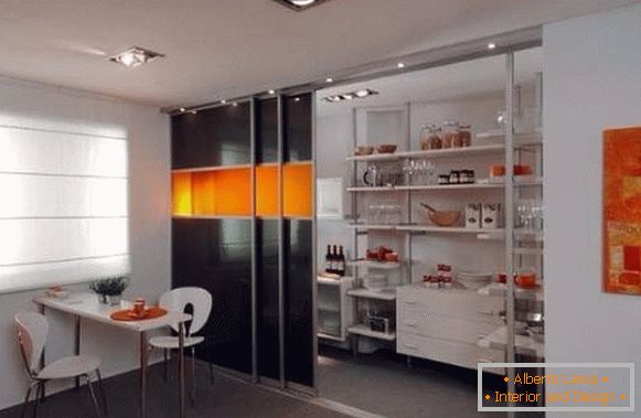 Отделете отделението за врати в кухнята в дизайна на апартамента