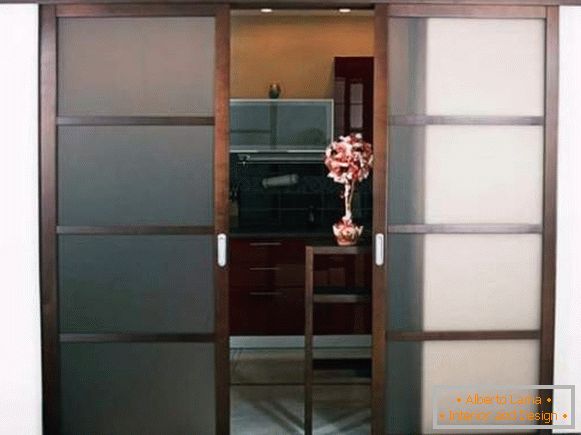 Дървена врата на отделението в кухнята - снимка със стъкло
