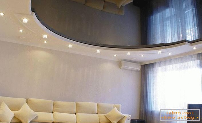 Щастлива версия на опънатия таван за всекидневната в стила на Арт Нуво.