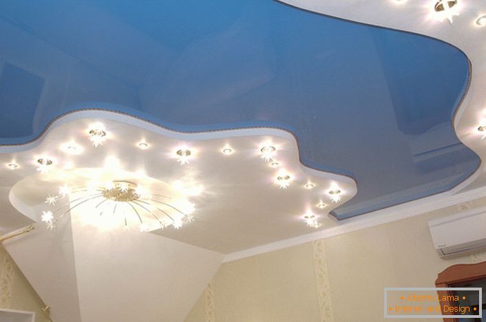 Класическа комбинация от синьо и бяло в дизайна на опънати тавани.