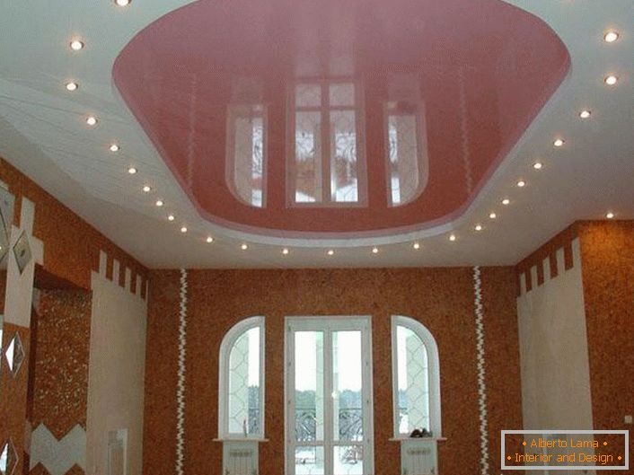 Розов овален таван с LED осветление в голяма стая в селска къща.