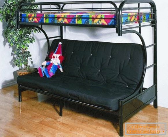 Черно таванско легло с диван в интериора