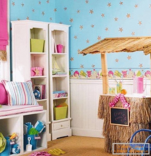 Розови и сини тапети и панели по стените в детската стая