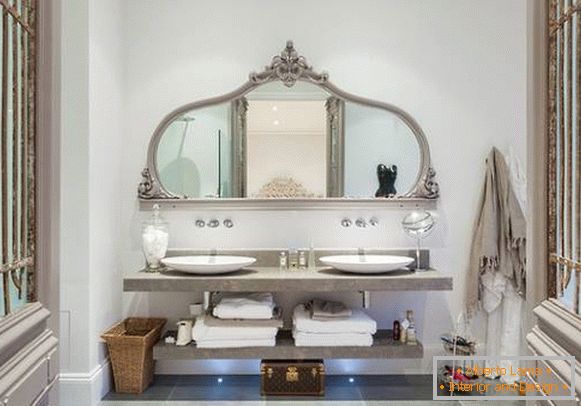 Елегантно голямо огледало с рафтове в банята
