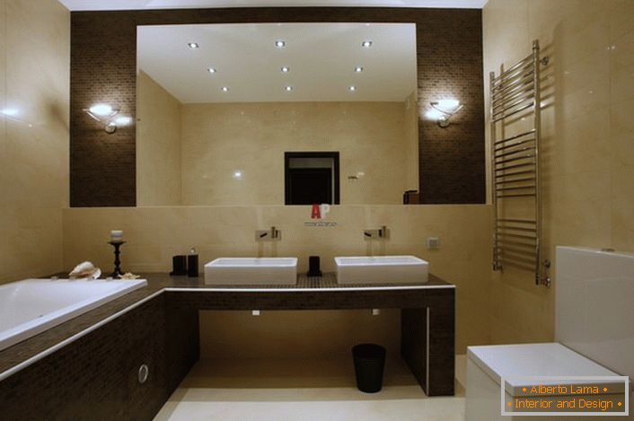 Банята в минималистичен стил е декорирана в светли бежови и кафяви тонове. 