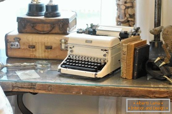 Реколта в стил винтидж: куфари, книги, пишеща машина
