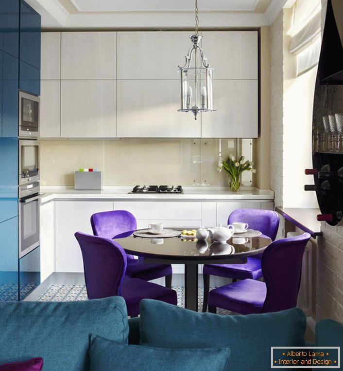 Еклектичният стил е идеален за малка кухня. Тъмната тюркоаз се комбинира благоприятно с неутрално бяло, което визуално прави стаята по-голяма.