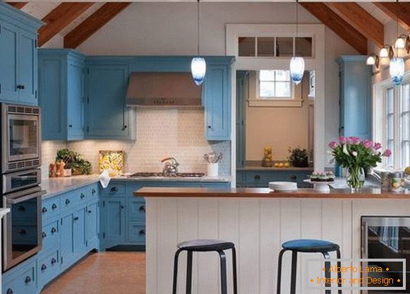 Стилна синя кухня в интериора