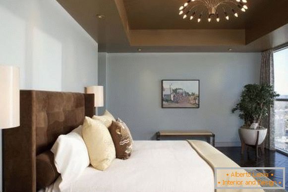 Спалня със сини стени и кафяви детайли