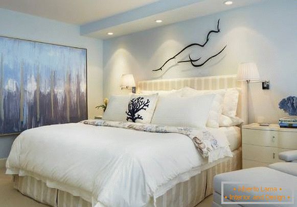 Бял син интериор на спалнята - снимка в модерен стил