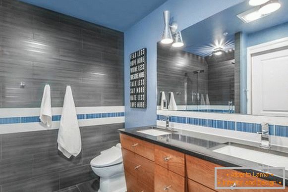 Светло синьо във вътрешността на банята 2016