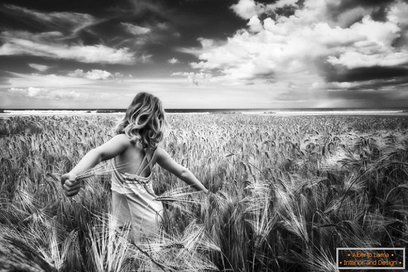 Черно-бяла снимка на момиче в пшенично поле
