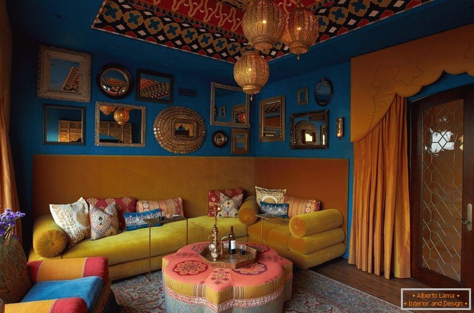 Жълт диван в стая със сини стени