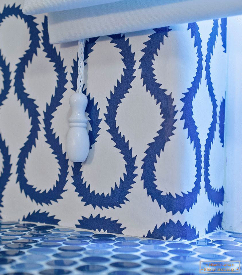 Синя и бяла украса на малка баня