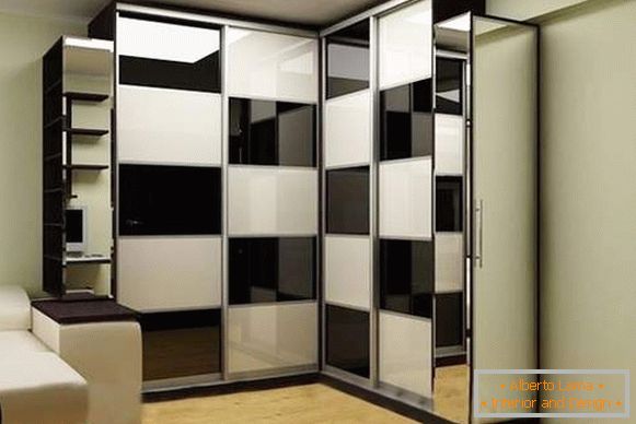 Ъглови вградени гардероби в отделението в хола, черно и бяло