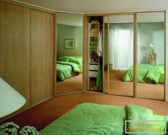 Вграден вграден гардероб в спалнята с огледални врати