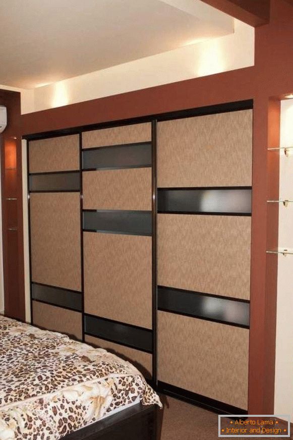 Красив вграден гардероб в спалнята без огледало