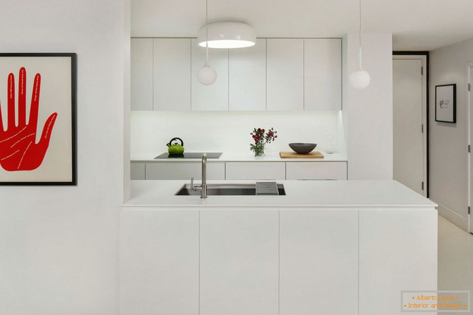 Кухненски интериор в бяло с ярки петна