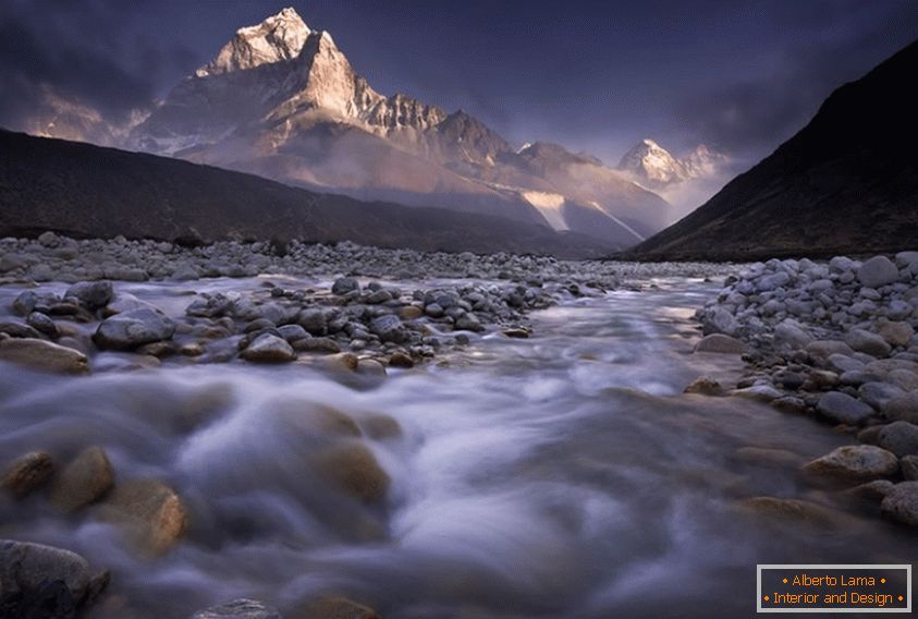 Планинска река в Непал