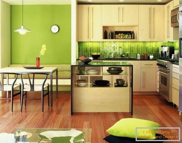 зелена стена до кухнята