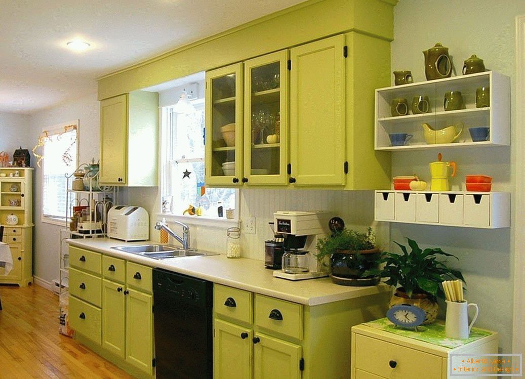 Бели стени и светлозелена кухня
