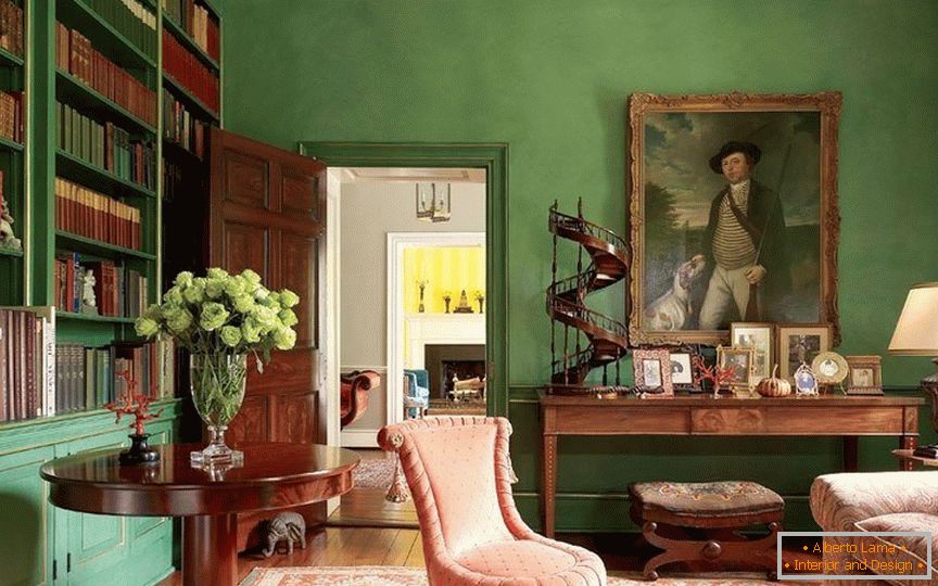 Декорация на помещенияы с зелеными обоями в классическом стиле