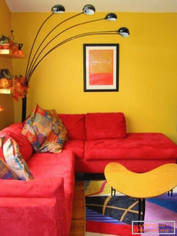 Червен диван в жълтата дневна