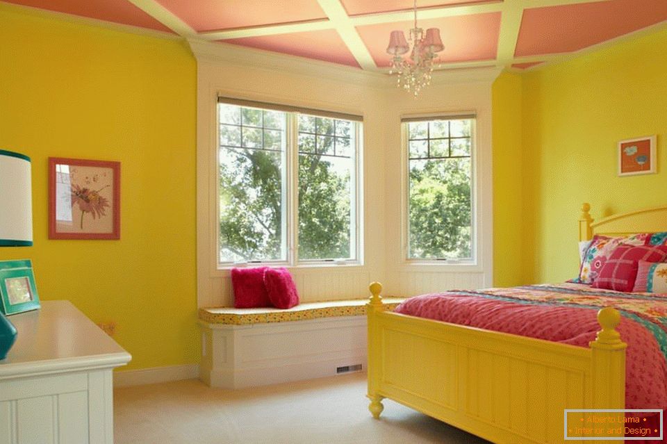 Жълти стени и розов таван