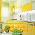 Кухненски мебели с бели и жълти фасади