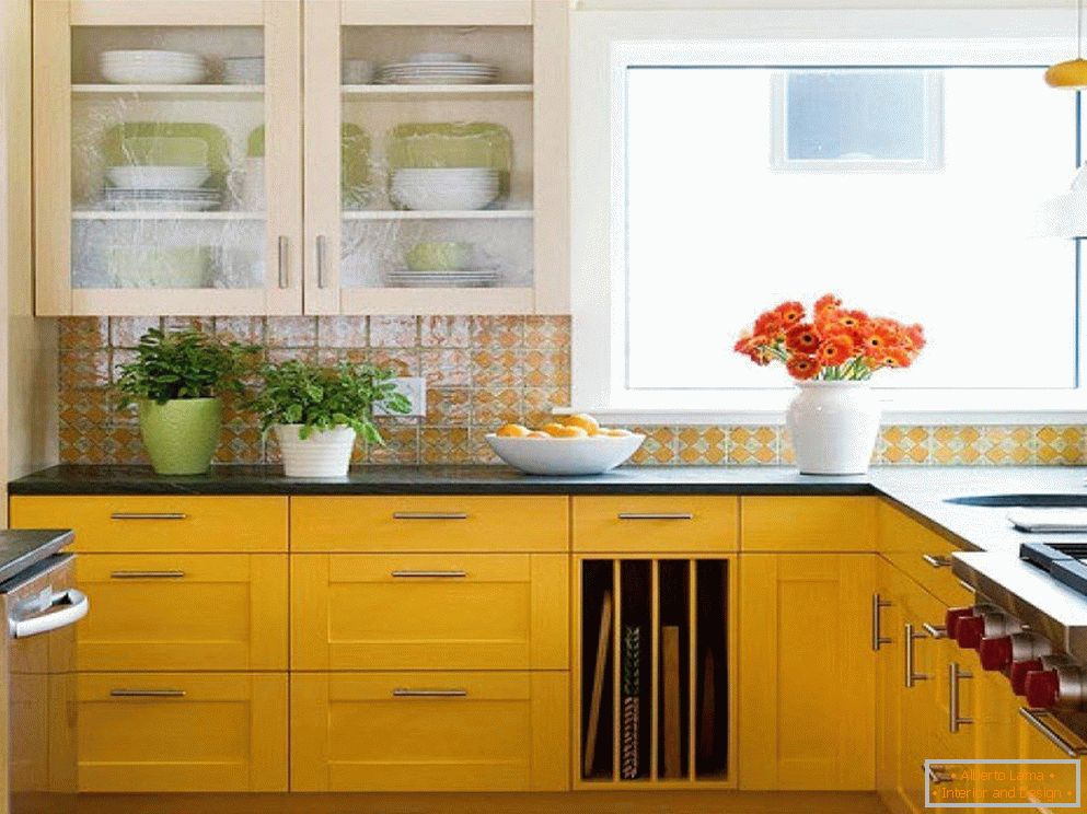 Кухненски мебели с жълти фасади