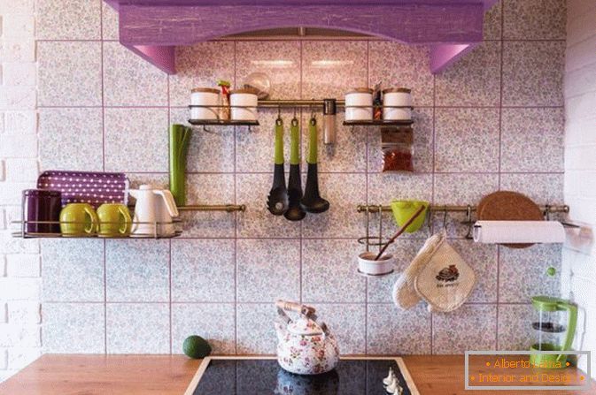 Пурпурни акценти във вътрешността на кухнята