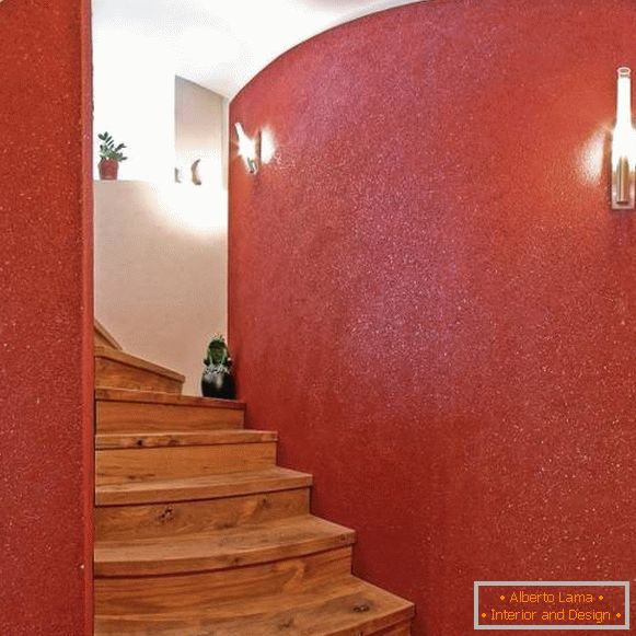 Червен течен тапет в коридора във вътрешността - снимка на стълбището