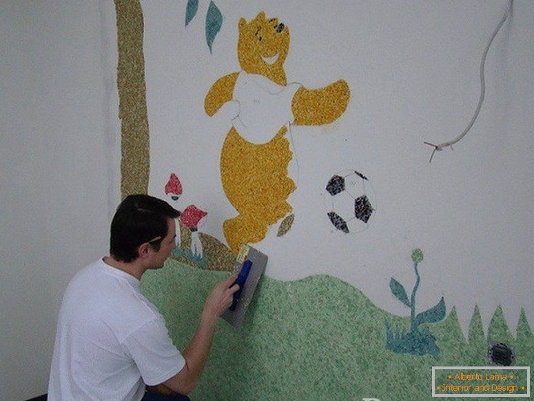 Човекът привлича Мечо Пух на стената в детската стая