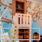 Детска стая с хамак и дърво на стената