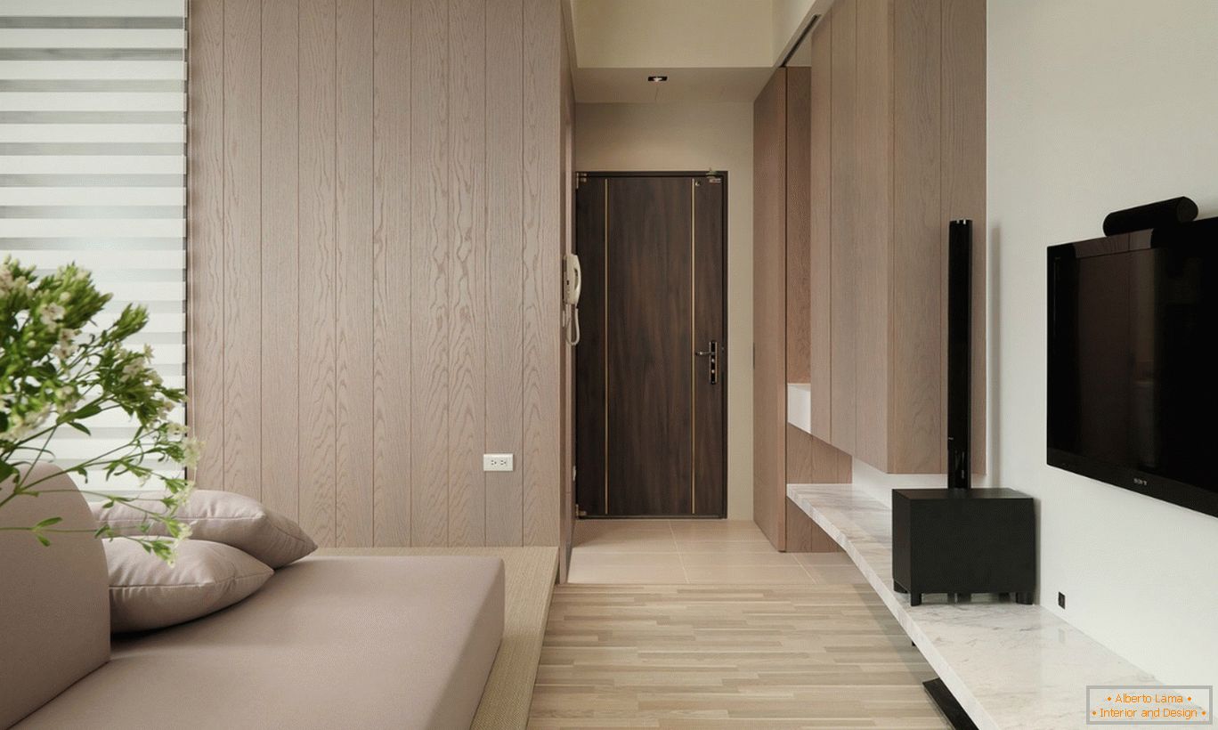 Дървена украса във вътрешността на малък едностаен апартамент