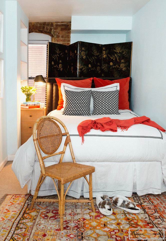 Ярки акценти в дизайна на малка спалня