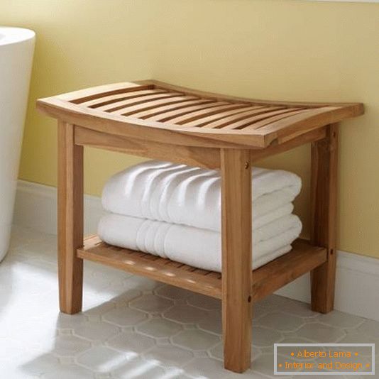 Дървен стол за банята
