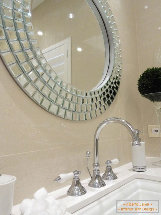 Стилно огледало над мивката в банята