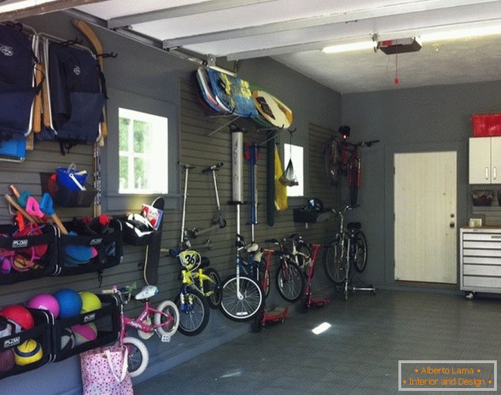 Велосипеди на стената в гаража