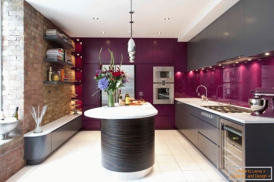 Кухня с ярки лилави вложки