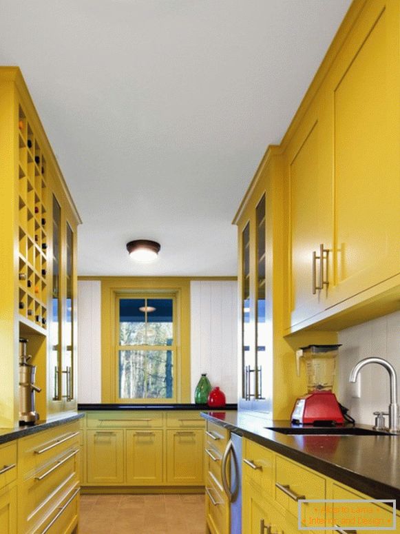 Кухня с ярки жълти мебели