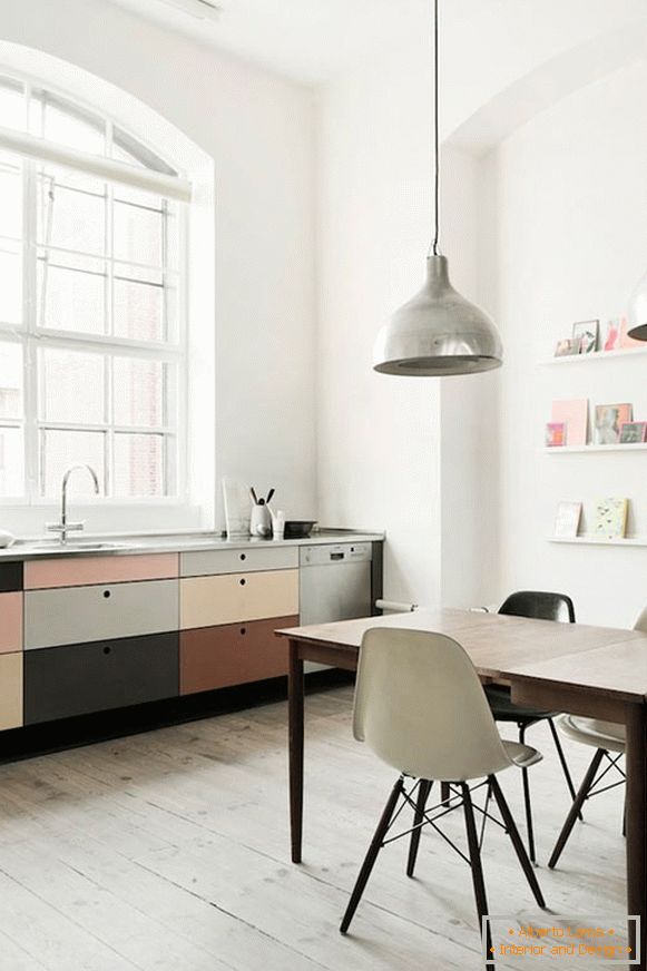 Малък кухненски офис в пастелни цветове
