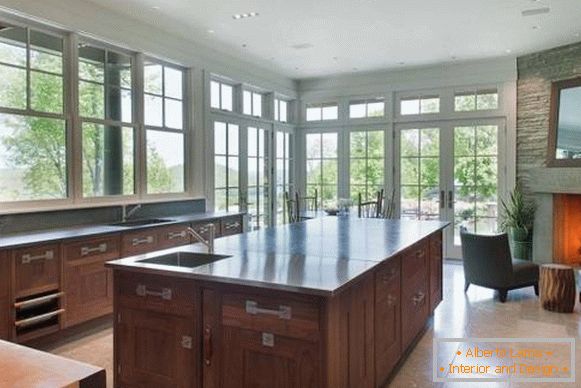 Кухненски дизайн с големи прозорци в къщата на Брус Уилис