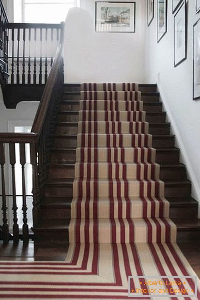 Пръстен килим със собствените си ръце за декорация на стълбището