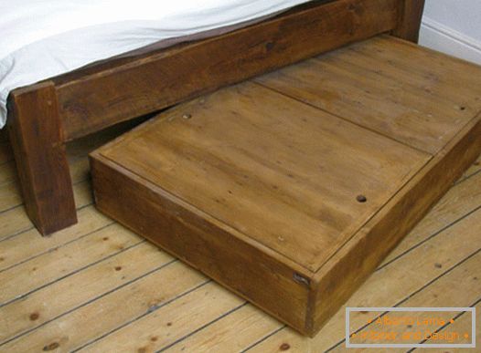 Дървена кутия под леглото