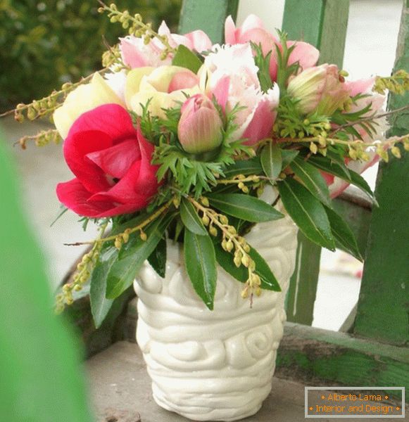 Букет от розови и червени цветя